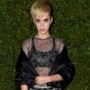 Katy Perry entregou que se sentiu desconfortável ao ser flagrada com o ex-namorado nu na praia e que até foi quase convencida por ele a tirar as roupas enquanto praticavam stand up paddle em Sardenha, na Itália