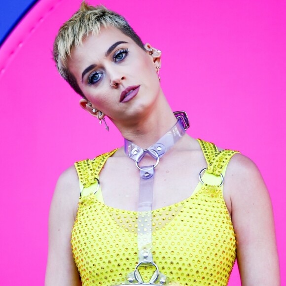Katy Perry contou que por pouco não foi convencida: 'Sabe quando você sai com alguém, é emocionante para dizer que podemos experimentar coisas novas e pensa: será que a gente deveria tentar e dar uns amassos aqui neste lugar?'