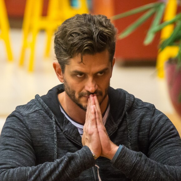 'No aeroporto, cansado, dolorido, com fome, sabendo que só vai deitar numa cama no fim da tarde. Daí vem 'os zumbis de palmallys' me falar em casal', afirmou Marcos Harter no Instagram