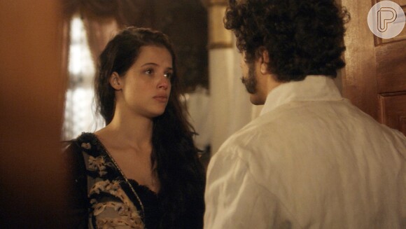 Ao ser informado por Leopoldina (Letícia Colin) de que será pai novamente, Dom Pedro (Caio Castro) conta para Domitila (Agatha Moreira), na novela 'Novo Mundo'