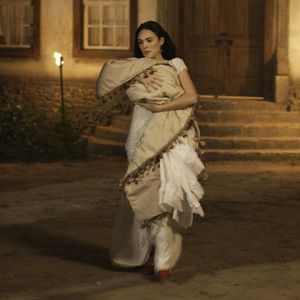 Com ajuda de Jacira (Giullia Buscacio), Piatã (Rodrigo Simas) e Olinto (Daniel Dantas), Anna (Isabelle Drummond) recebe Vitória em seus braços para poder fugir, na novela 'Novo Mundo'