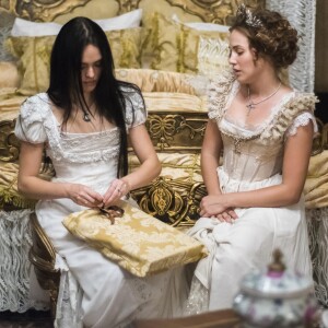 Leopoldina (Letícia Colin) ajuda Anna (Isabelle Drummond) a fugir, na novela 'Novo Mundo'