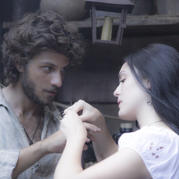 Joaquim (Chay Suede) e Anna (Isabelle Drummond) fogem em um balão com Vitória e Quinzinho (Theo De Almeida Lopes), na novela 'Novo Mundo'
