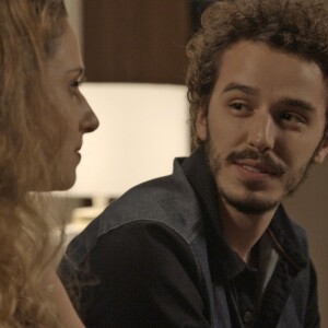 Claudio (Gabriel Stauffer) é compreensível com Ivana (Carol Duarte), na novela 'A Força do Querer': 'Ela está aqui. Estou abraçando ela e vou trazer ela para você'