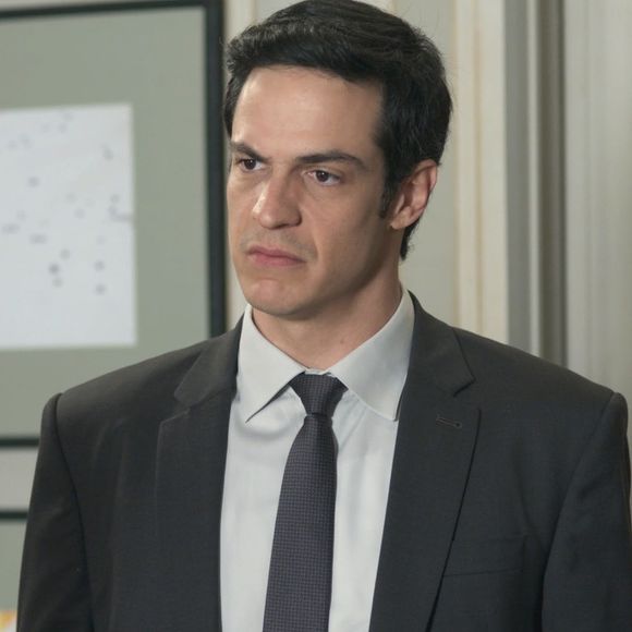 Eric (Mateus Solano) usa roupa de gari para estar perto de Luiza (Camila Queiroz) durante operação policial, nas cenas previstas para irem ao ar segunda-feira, dia 03 de julho de 2017, na novela 'Pega Pega'