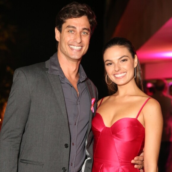 'No meu namoro, deixo as questões virem naturalmente para que nós dois possamos responder quando for o momento", disse Isis Valverde, namorada do modelo e empresário André Resende