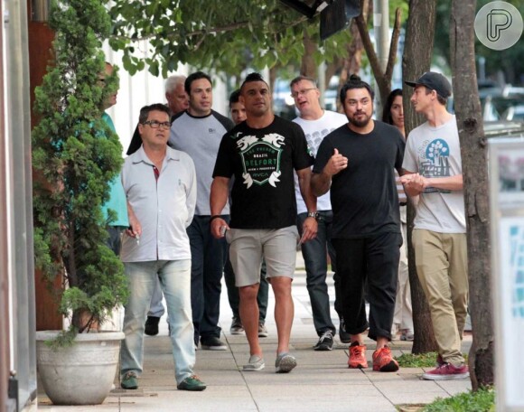 Vitor Belfort relaxa com os amigos em São Paulo em 20 de janeiro de 2013 depois de vencer o britânico Michael Bisping na luta de MMA do UFC na noite anterior