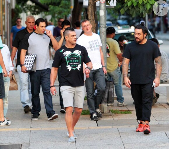 Vitor Belfort relaxa com os amigos em São Paulo em 20 de janeiro de 2013 depois de vencer o britânico Michael Bisping na luta de MMA do UFC na noite anterior