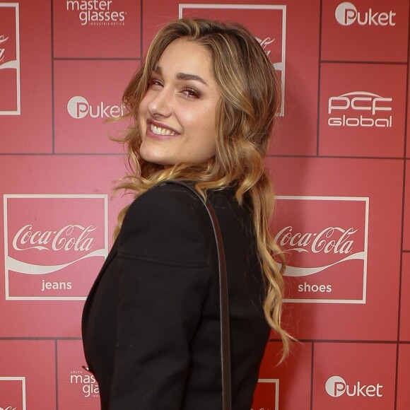 Sasha Meneghel assina coleção da Coca-Cola Jeans