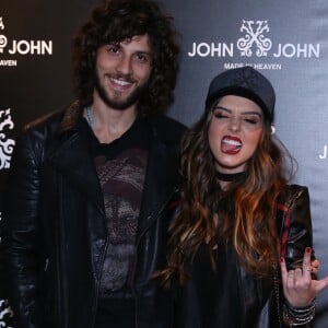 Giovanna Lancellotti e Chay Suede posam para as fotos juntos no evento da marca John John