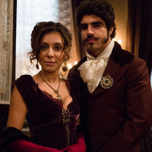 Dulcina (Joana Solnado), mulher de Avilez (Paulo Rocha), foi uma das amantes de Dom Pedro (Caio Castro), na novela 'Novo Mundo'