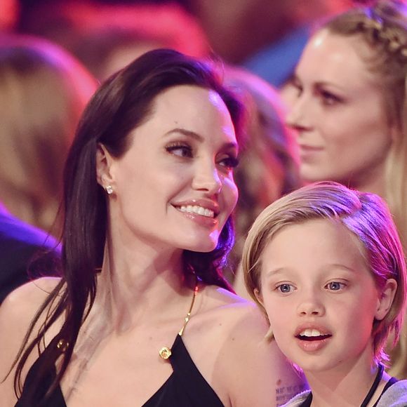 Shiloh, de 11 anos, filha de Angelina Jolie e Brad Pitt, começou o tratamento para mudança de sexo