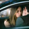 Luiza (Camila Queiroz) namora escondido com Eric (Mateus Solano) para não magoar o avô, na novela 'Pega Pega': 'Vamos ter que manter em segredo'