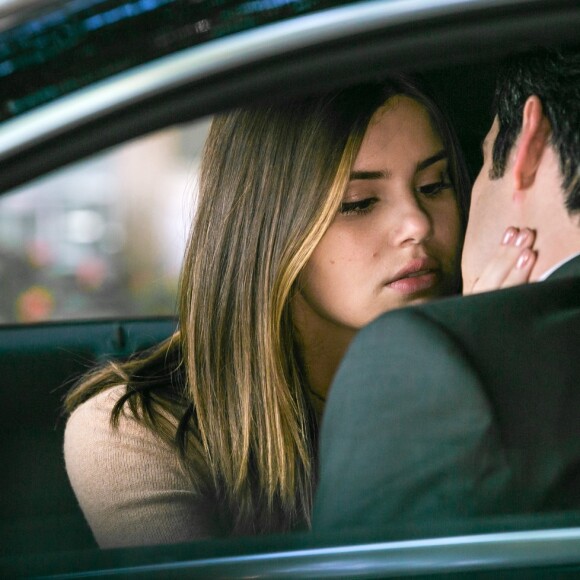 Luiza (Camila Queiroz) namora escondido com Eric (Mateus Solano) para não magoar o avô, na novela 'Pega Pega': 'Vamos ter que manter em segredo'