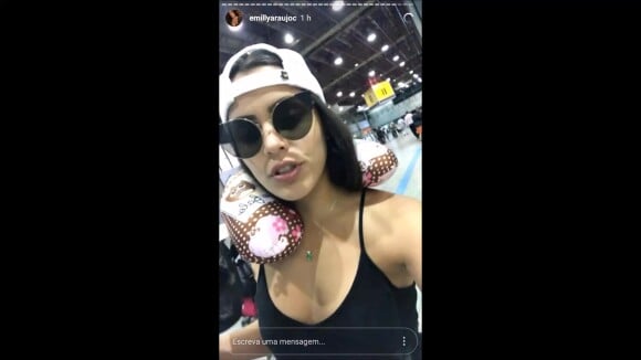 Ex-BBB Emilly Araújo postou um vídeo em seu stories do Instagram reclamando de taxa extra para despachar bagagem em aeroporto: 'Como assim?'