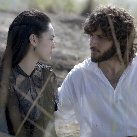 Joaquim (Chay Suede) declara para Anna (Isabelle Drummond): 'Não posso viver sem você'