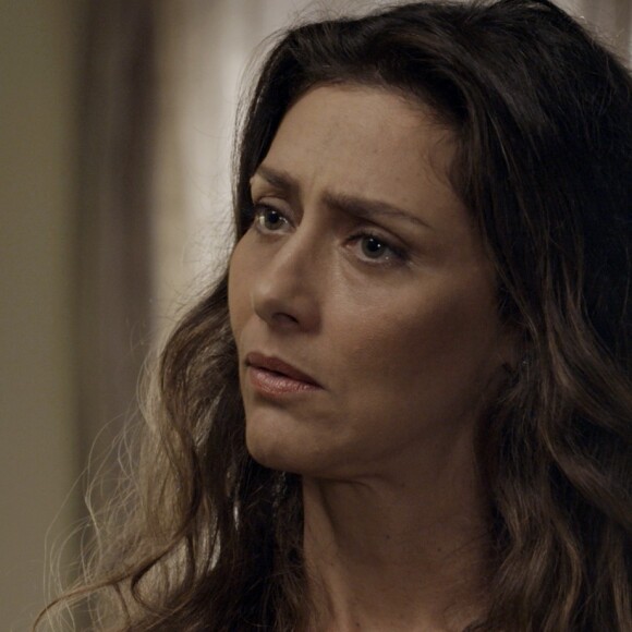 Joyce (Maria Fernanda Cândido) ouve de Ruy (Fiuk) que Eugênio (Dan Stulbach) e Irene (Débora Falabella) estão namorando e questiona se eles pensam em casar, na novela 'A Força do Querer'