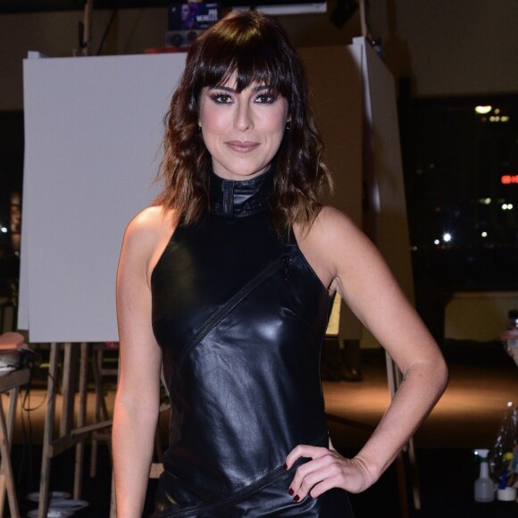 Para compor o look, Fernanda Paes Leme escolheu botas de cano curto, dando um ar mais rocker à produção