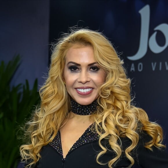 'Não estou namorando, estamos nos conhecendo', despistou Joelma