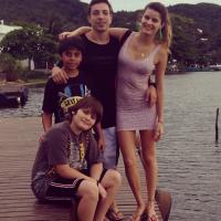 Isabelli Fontana registra momento em família com Di Ferrero e o filho Zion