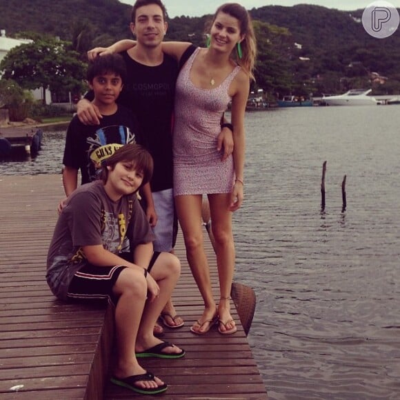 Isabelli Fontana publica foto ao lado do namorado, Di Ferrero, e do filho mais velho, Zion