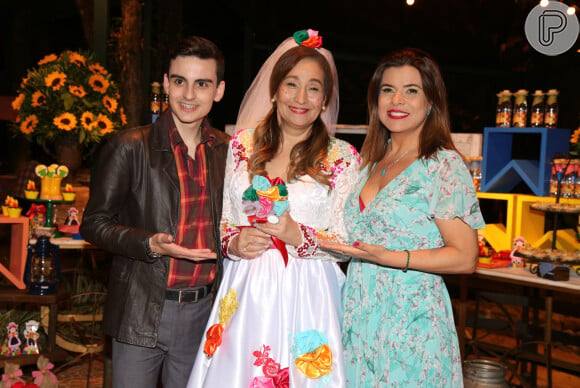 Dudu Camargo prestigiou a festa de aniversário da apresentadora Sônia Abrão na sexta-feira, 30 de junho de 2017