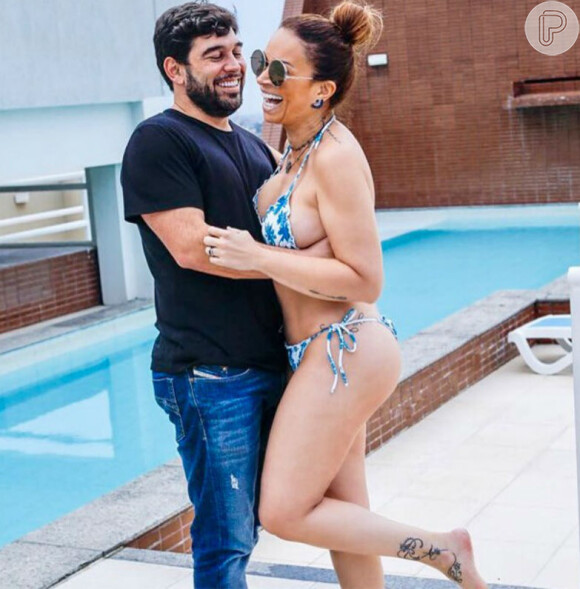 Solange Almeida, de biquíni, foi fotografada pelo noivo, Leandro Andriani
