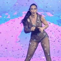Ivete Sangalo deixa as pernas à mostra durante show em festival de música