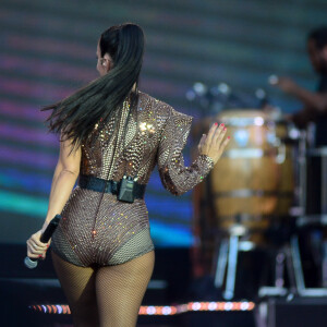 Ivete Sangalo mostrou o resultado da rotina de exercícios ao exibir um corpão no show