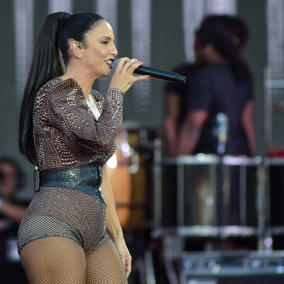Ivete Sangalo exibiu um corpão durante a apresentação em Goiânia