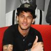 Neymar chegou ao festival Villa Mix com amigos e familiares em uma van