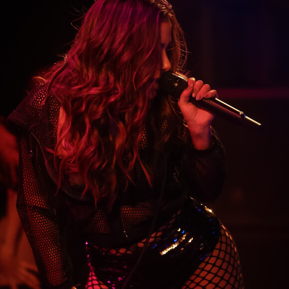 Anitta usou um look curto e transparente para se apresentar em São Paulo
