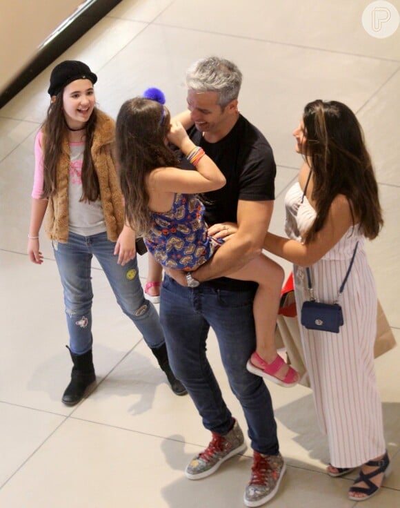 Otaviano Costa se divertiu ao carregar a filha, Olívia, no colo durante passeio neste domingo, 2 de julho de 2017
