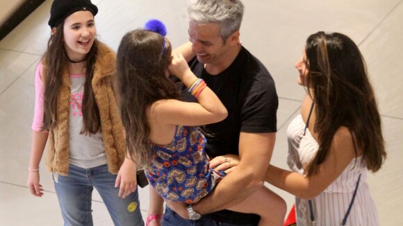 Otaviano Costa se diverte ao carregar filha, Olívia, no colo em passeio no RJ
