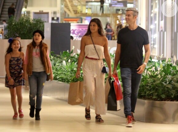 Otaviano Costa passeou a filha, Lívia, e a enteada, Giulia Costa, em shopping do Rio neste domingo, 2 de julho de 2017
