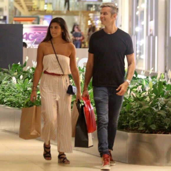 Otaviano Costa passeou a filha, Lívia, e a enteada, Giulia Costa, em shopping do Rio neste domingo, 2 de julho de 2017