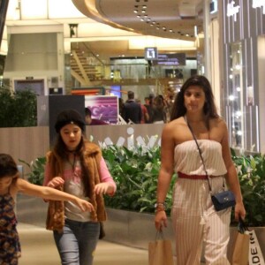 Otaviano Costa esteve em um shopping do Rio com a filha, Olívia, e a enteada, Giulia Costa