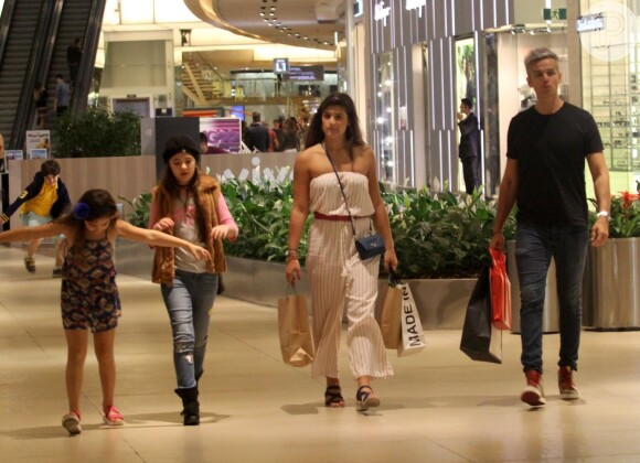 Otaviano Costa esteve em um shopping do Rio com a filha, Olívia, e a enteada, Giulia Costa