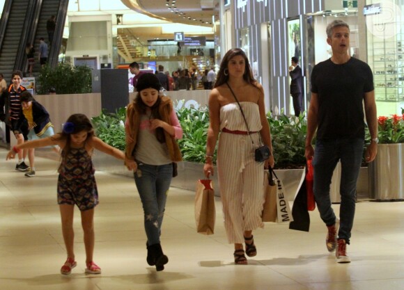 Otaviano Costa escolheu um look confortável para passear em shopping do Rio