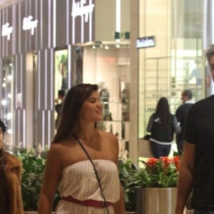 Otaviano Costa passeou a filha, Lívia, de 6 anos, e a enteada, Giulia Costa, em shopping carioca