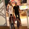 Otaviano Costa visitou algumas lojas do shopping com a filha, Lívia, e a enteada, Giulia Costa