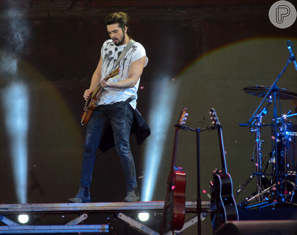 Luan Santana toca guitarra durante show