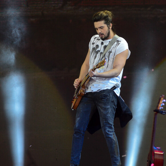 Luan Santana toca guitarra durante show