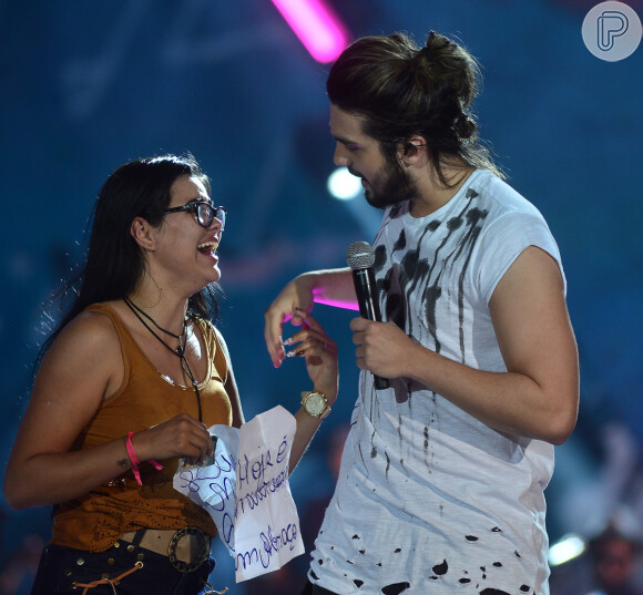 Luan Santana recebe fã que levou cartaz para show