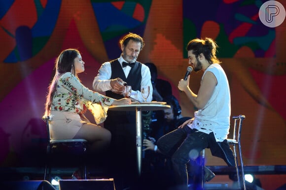 Luan Santana tem momento romântico com fã e janta em palco de show