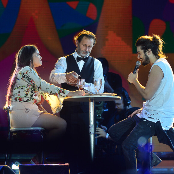 Luan Santana tem momento romântico com fã e janta em palco de show