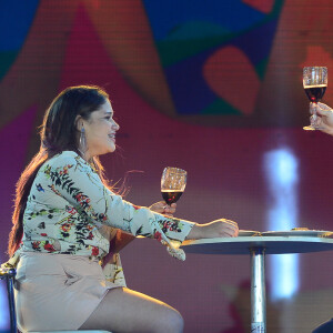Luan Santana canta durante jantar com fã em palco de show