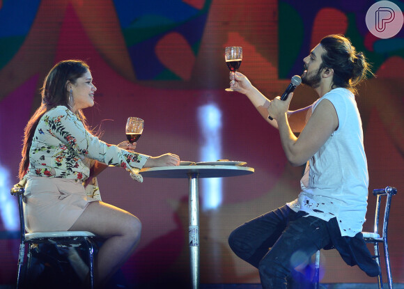 Luan Santana canta durante jantar com fã em palco de show
