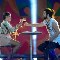 Luan Santana tem jantar romântico com fã no palco de show em festival de música