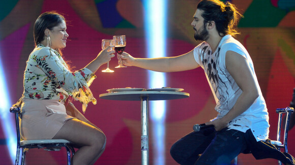 Luan Santana tem jantar romântico com fã no palco de show em festival de música